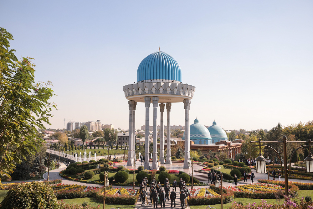 Złożenie kwiatów pod pomnikiem upamiętniającym uzbeckie ofiary sowieckich represji z lat 30. – Taszkent, 4 października 2022. Fot. Mikołaj Bujak (IPN)