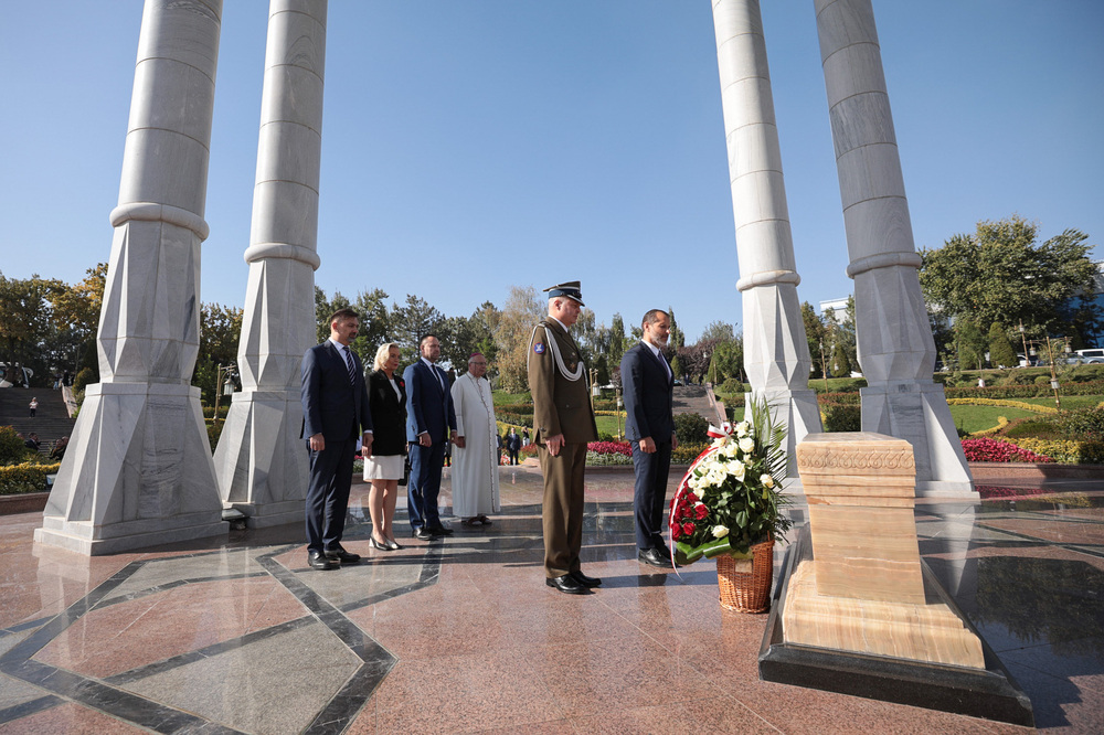 Złożenie kwiatów pod pomnikiem upamiętniającym uzbeckie ofiary sowieckich represji z lat 30. – Taszkent, 4 października 2022. Fot. Mikołaj Bujak (IPN)
