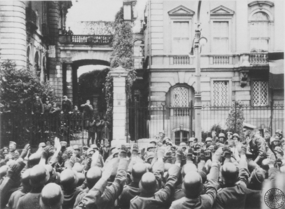 Żołnierze niemieccy pozdrawiający Adolfa Hitlera podczas przejazdu przez Aleje Ujazdowskie, 5 października 1939 r. Fot. ze zbiorów AIPN
