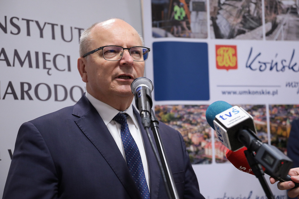 Burmistrz Miasta i Gminy Końskie Krzysztof Obratański. Wernisaż wystawy „Waldemar Szwiec »Robot«” –  Końskie (woj. świętokrzyskie), 11 października 2022. Fot. Mikołaj Bujak (IPN)