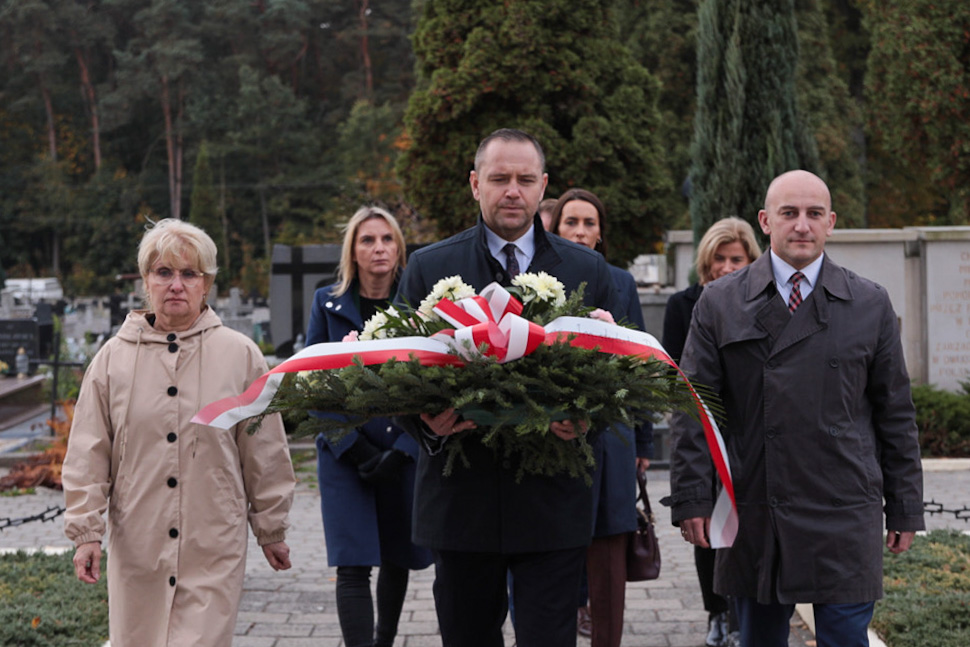 Złożenie kwiatów na grobie ppor. Waldemara Szwieca „Robota” –  Końskie (woj. świętokrzyskie), 11 października 2022. Fot. Mikołaj Bujak (IPN)