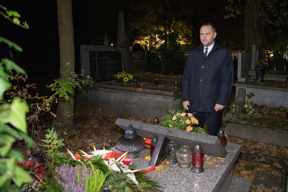 Dr Karol Nawrocki składa kwiaty na grobie Antoniego Hedy ps. „Szary” – Podkowa Leśna, 11 października 2022. Fot. Mikołaj Bujak (IPN)