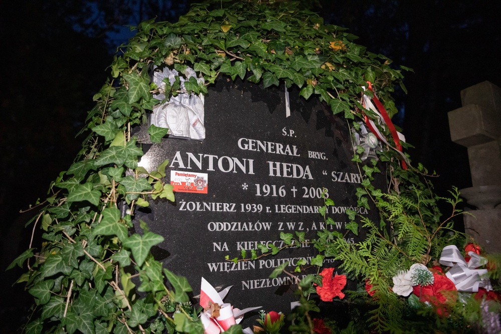 Grób Antoniego Hedy ps. „Szary” – Podkowa Leśna, 11 października 2022. Fot. Mikołaj Bujak (IPN)