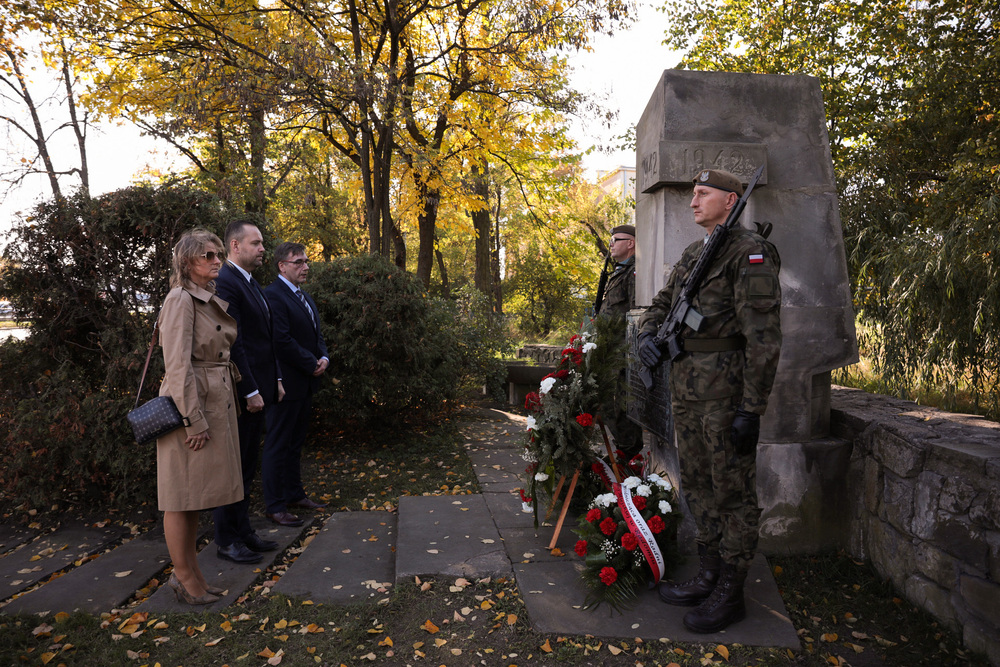 Prezes IPN dr Karol Nawrocki składa kwiaty pod pomnikiem pamięci mieszkańców Radomia powieszonych w publicznej egzekucji 13 października 1942 – Radom, 13 października 2022. Fot. Mikołaj Bujak (IPN)
