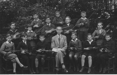Orkiestra szkolna. Widoczni uczniowie ze skrzypcami, 1933, fot. NAC