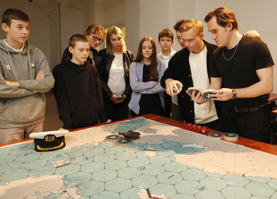 Rozgrywka w wielkoformatową grę planszową IPN „ORP Orzeł” – Warszawa, 13 października 2022. Fot. Piotr Życieński (IPN)