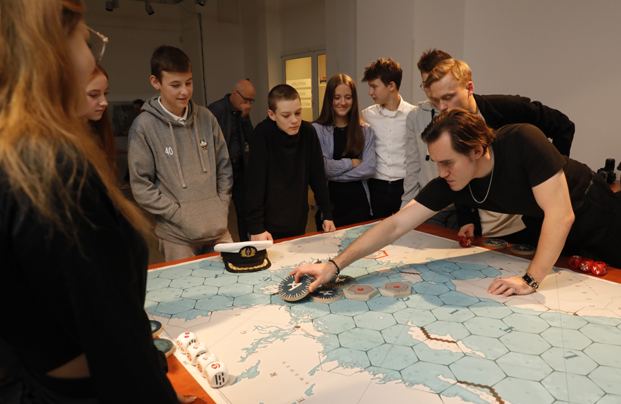 Rozgrywka w wielkoformatową grę planszową IPN „ORP Orzeł” – Warszawa, 13 października 2022. Fot. Piotr Życieński (IPN)