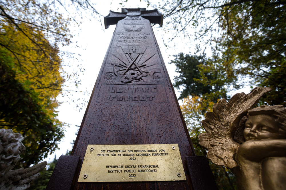 Złożenie kwiatów pod odnowionym staraniem IPN krzyżem na cmentarzu w Dachau – 15 października 2022. Fot. Sławek Kasper (IPN)