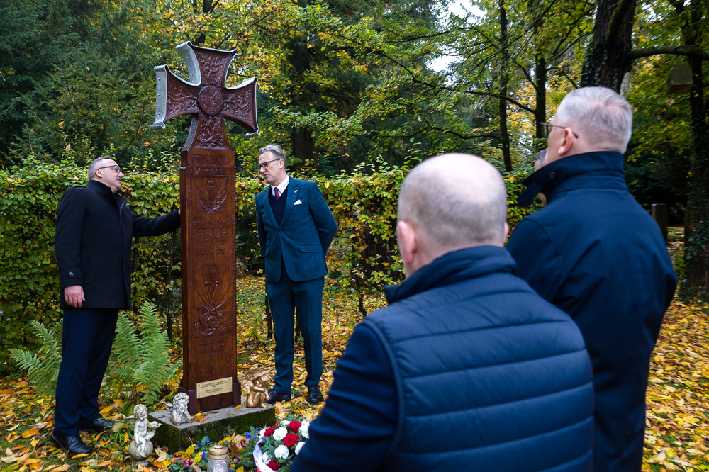 Złożenie kwiatów pod odnowionym staraniem IPN krzyżem na cmentarzu w Dachau – 15 października 2022. Fot. Sławek Kasper (IPN)