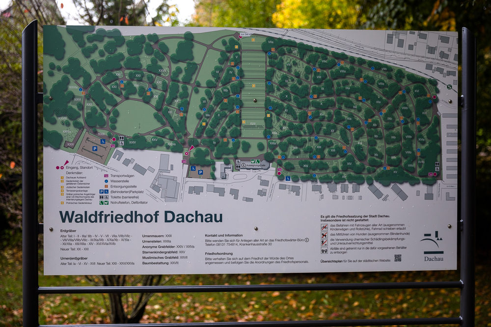 Na terenie byłego obozu w Dachau – 15 października 2022. Fot. Sławek Kasper (IPN)