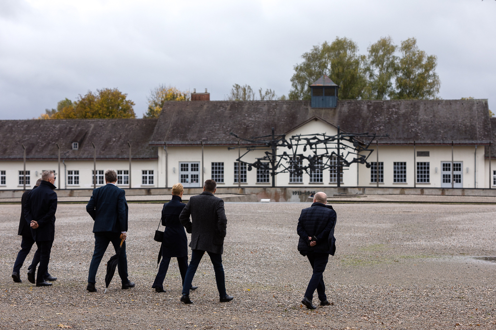 Na terenie byłego obozu w Dachau – 15 października 2022. Fot. Sławek Kasper (IPN)