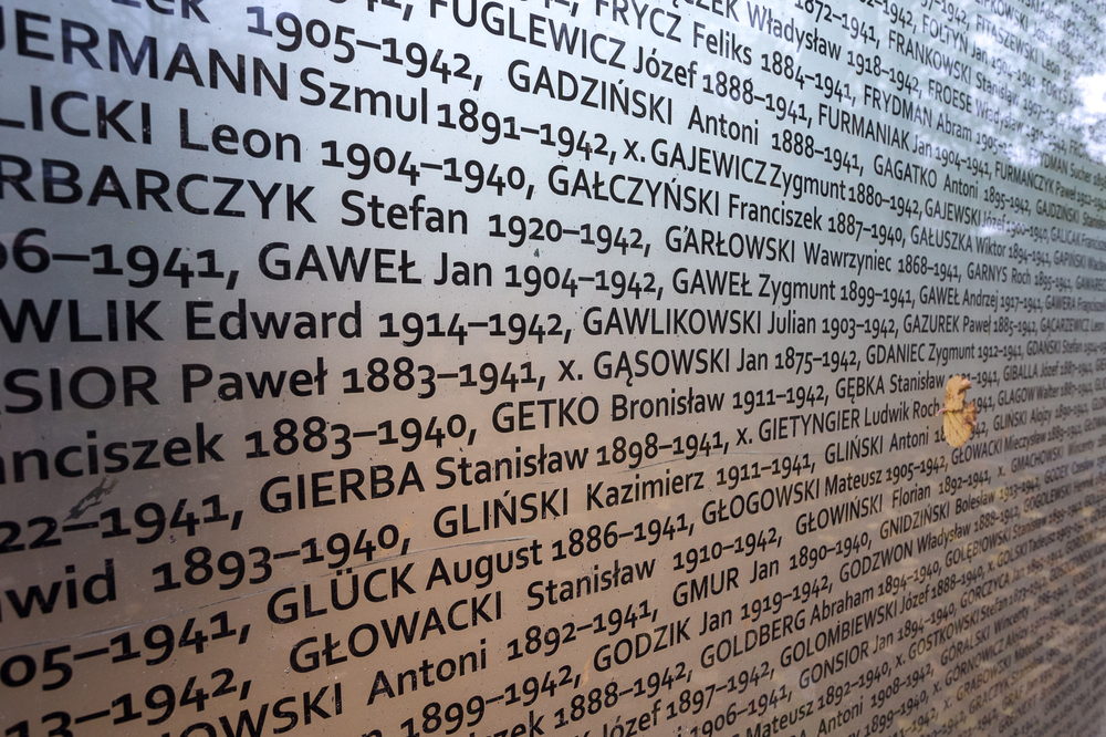 Cmentarz Perlacher Forst – złożenie kwiatów w kwaterach kryjących zbiorowe mogiły Polaków, ofiar Dachau – 15 października 2022. Fot. Sławek Kasper (IPN)