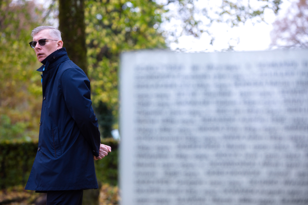 Cmentarz Perlacher Forst – złożenie kwiatów w kwaterach kryjących zbiorowe mogiły Polaków, ofiar Dachau – 15 października 2022. Fot. Sławek Kasper (IPN)