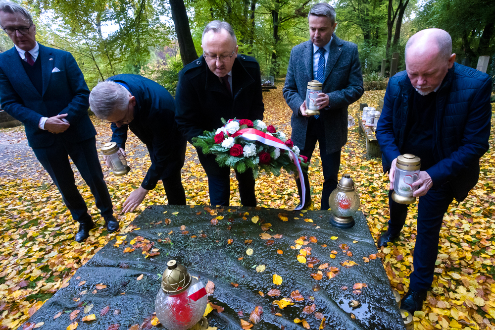 Cmentarz Perlacher Forst – znicze i kwiaty na grobach żołnierzy NSZ – 15 października 2022. Fot. Sławek Kasper (IPN)