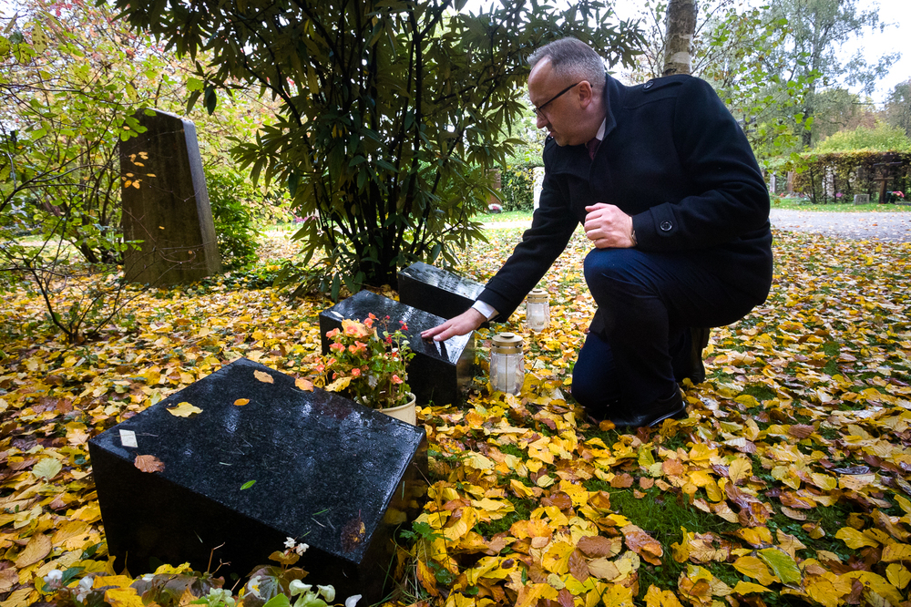 Cmentarz Perlacher Forst – znicze i kwiaty na grobach żołnierzy NSZ – 15 października 2022. Fot. Sławek Kasper (IPN)