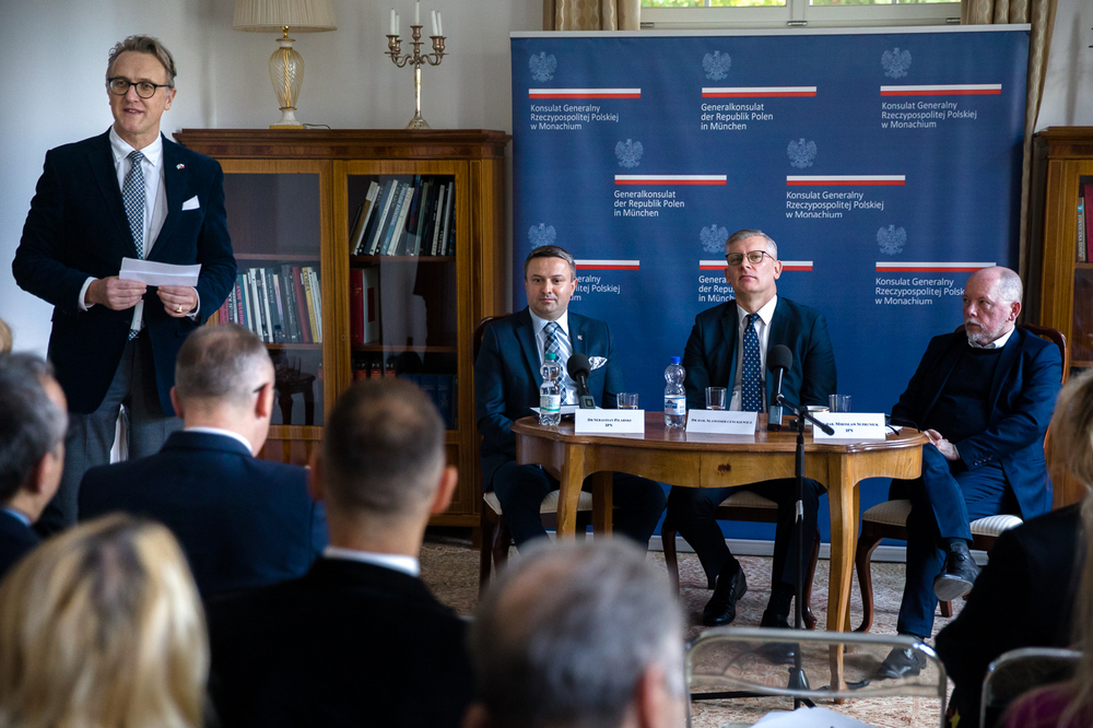 Debata o Józefie Mackiewiczu w Konsulacie Generalnym RP w Monachium. Od lewej: konsul Jan M. Malkiewicz, dr Sebastian Pilarski, dr hab. Sławomir Cenckiewicz, dr hab. Mirosław Supruniuk – 15 października 2022. Fot. Sławek Kasper (IPN)