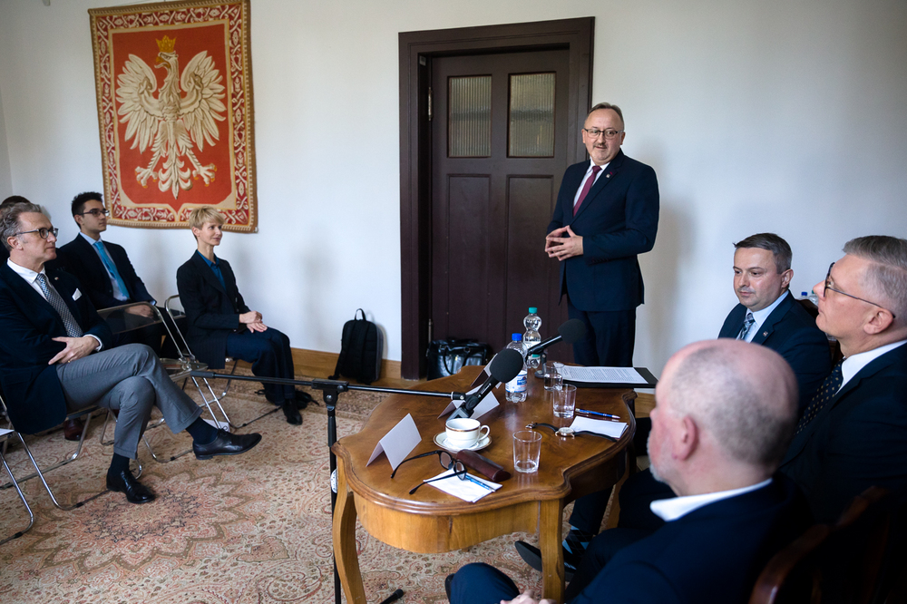 Debata o Józefie Mackiewiczu w Konsulacie Generalnym RP w Monachium. Wystąpienie zastępcy prezesa IPN dr. hab. Karola Polejowskiego – 15 października 2022. Fot. Sławek Kasper (IPN)