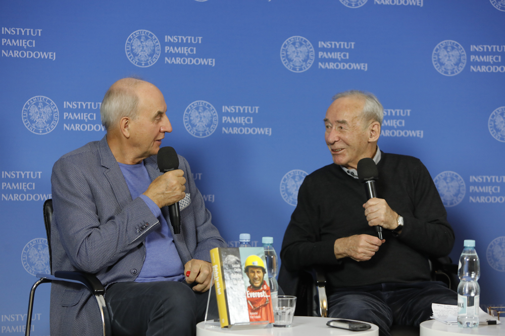 Leszek Cichy (L) i prof. Andrzej Paczkowski (P) podczas spotkania „Wyżej tylko niebo” z cyklu „Tytani sportu” – Warszawa, 17 października 2022. Fot. Piotr Życieński (IPN)