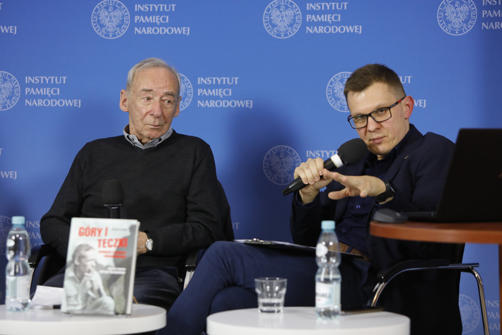 Prof. Andrzej Paczkowski (L) i Paweł Sztama (P)  podczas spotkania „Wyżej tylko niebo” z cyklu „Tytani sportu” – Warszawa, 17 października 2022. Fot. Piotr Życieński (IPN)
