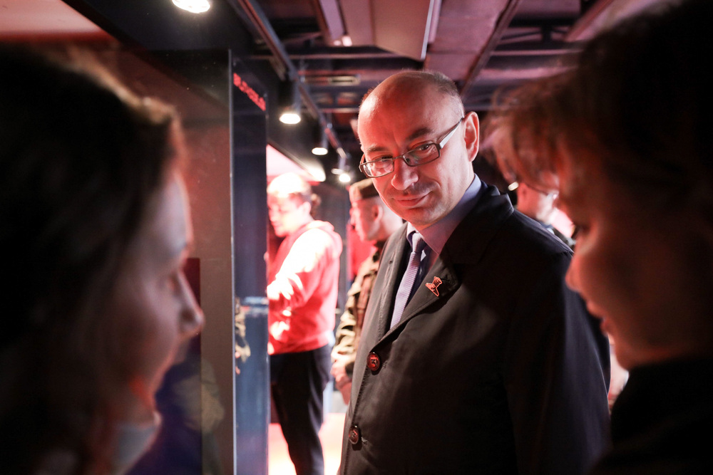 Dr Mateusz Szpytma, zastępca prezesa IPN, podczas prezentacji wystawy mobilnej „Gra Szyfrów” w Gietrzwałdzie – 19 października 2022. Fot. Mikołaj Bujak (IPN)