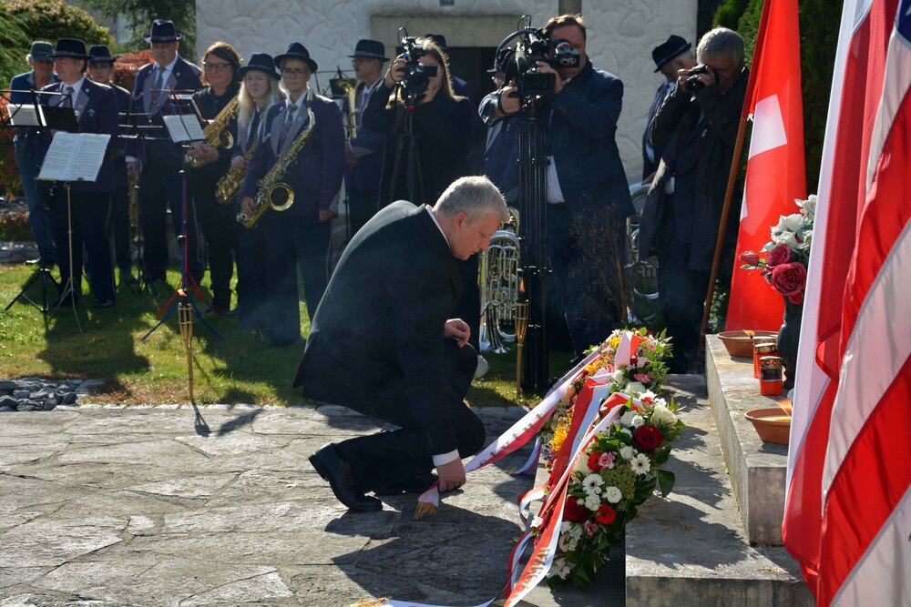 Tomasz Stempowski (zastępca naczelnika Wydziału Zasobów Cyfrowych Archiwum IPN) podczas składania wieńca pod pomnikiem grobowym gen. Tadeusza Kościuszki. Zuchwil, 16 października 2022 r. Fot. Dariusz Korólczyk