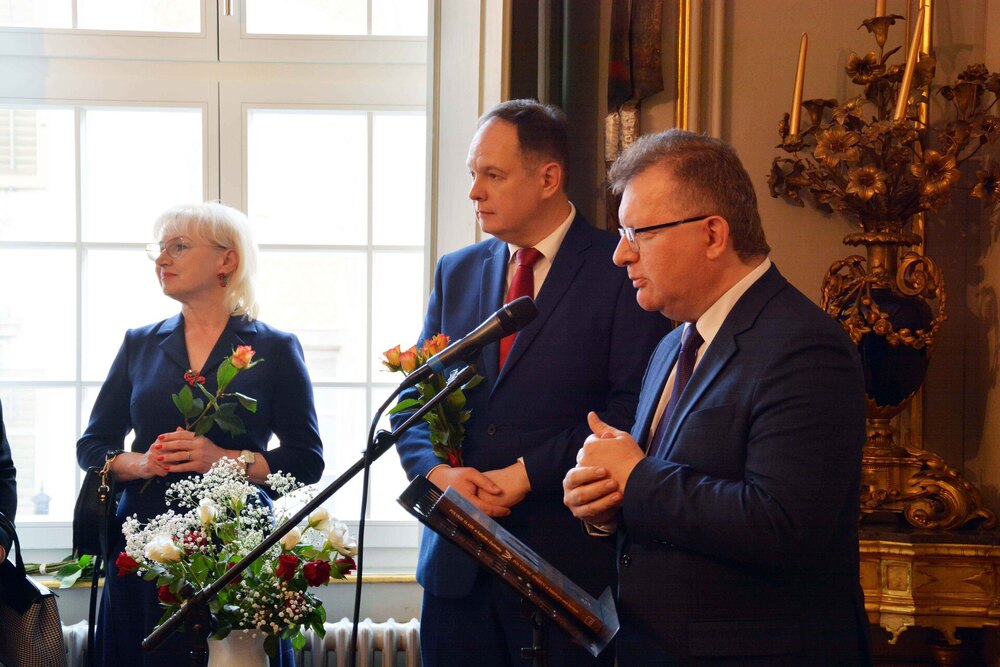 Premiera książki pt. „Polskie ślady w Solurze i Zuchwilu/Polnische spuren in Solothurn und Zuchwil”. Od lewej: Krystyna Rembiałkowska (dyrektor wykonawczy, członek Zarządu Grupy Kapitałowej Solbet, polskiej firmy obejmującej mecenatem Muzeum Kościuszki), Paweł Zielony (pracownik Archiwum IPN) i Piotr Babinetz (przewodniczący sejmowej Komisji Kultury i Środków Przekazu). Solura, 16 październik 2022 r. Fot. Dariusz Korólczyk