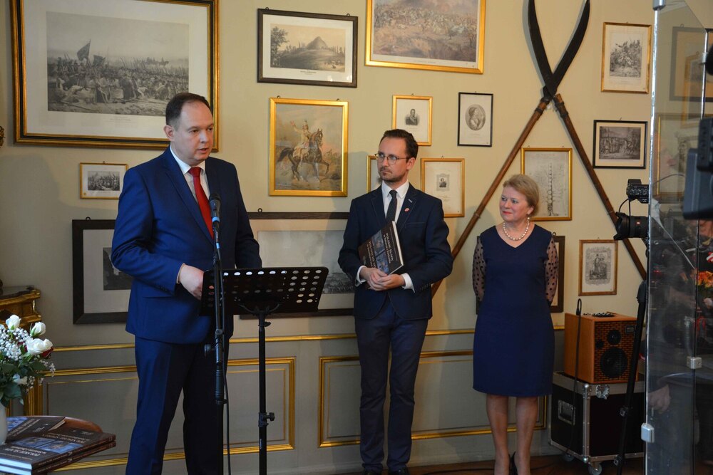 Premiera książki pt. „Polskie ślady w Solurze i Zuchwilu/Polnische spuren in Solothurn und Zuchwil”. Od lewej: Paweł Zielony, Teresa Ackermann i Radosław Pawłowski. Solura, 16 październik 2022 r. Fot. Dariusz Korólczyk