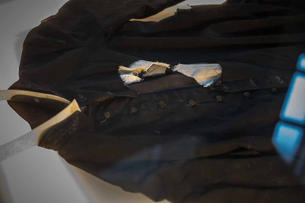 Sutanna bł. ks. Jerzego Popiełuszki, w której odbył swoja ostatnią drogę. Fot. Sławek Kasper (IPN)