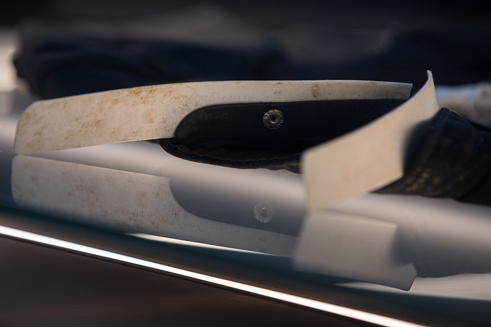 Sutanna bł. ks. Jerzego Popiełuszki, w której odbył swoja ostatnią drogę. Fot. Sławek Kasper (IPN)