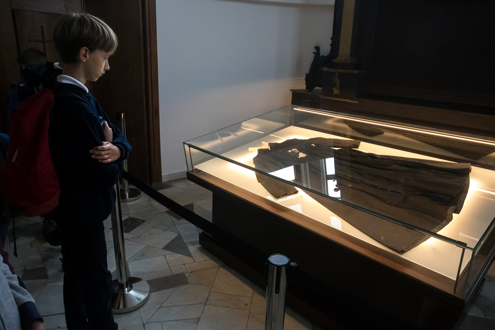 Sutanna bł. ks. Jerzego Popiełuszki, w której odbył swoja ostatnią drogę. Fot. Sławek Kasper (IPN)