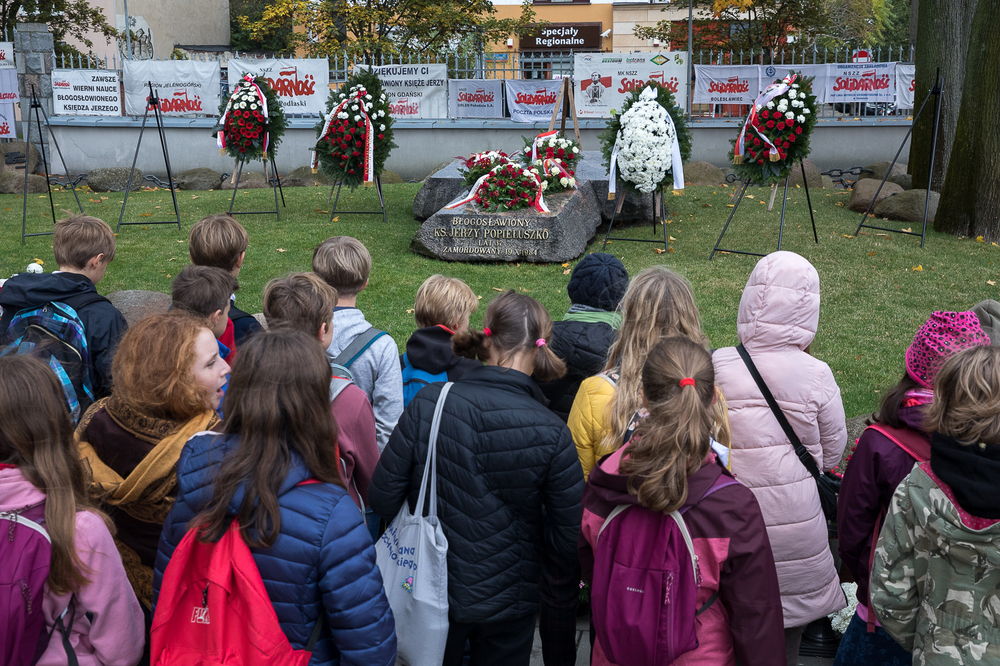 Przy grobie bł. Jerzego Popiełuszki – Warszawa, 19 października 2022. Fot. Sławek Kasper (IPN)