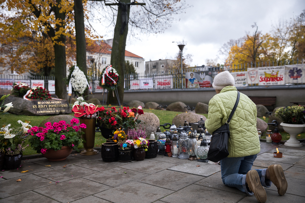 Przy grobie bł. Jerzego Popiełuszki – Warszawa, 19 października 2022. Fot. Sławek Kasper (IPN)