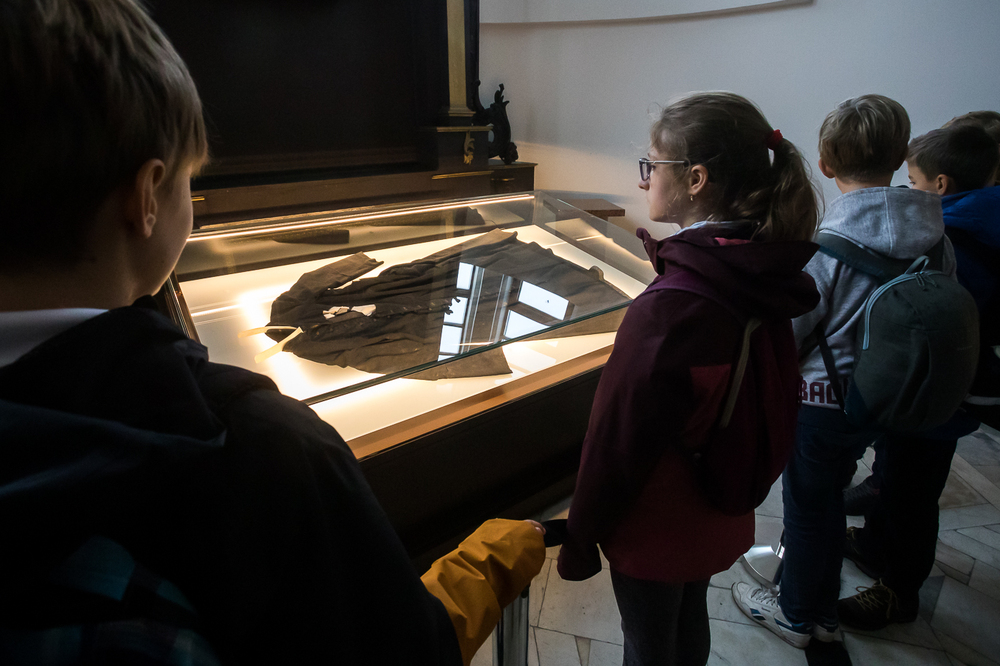 Sutanna ks. Jerzego Popiełuszki, w której odbył swoją ostatnią drogę – Warszawa, 19 października 2022. Fot. Sławek Kasper (IPN)