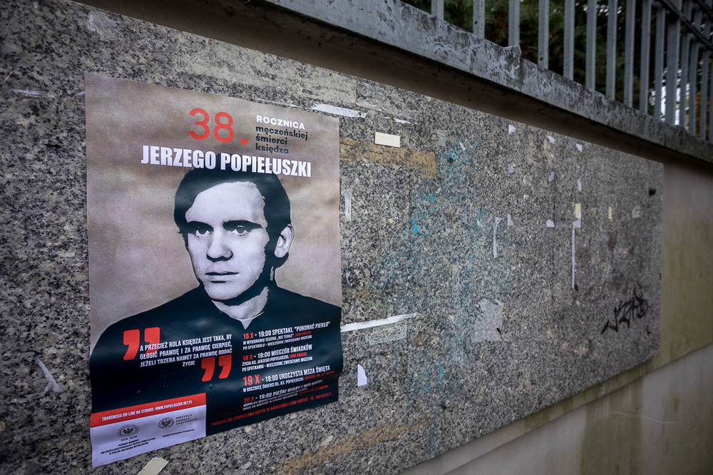 Plakat obchodów 38. rocznicy męczeńskiej śmierci bł. ks. Jerzego Popiełuszki – Warszawa, 19 października 2022. Fot. Sławek Kasper (IPN)
