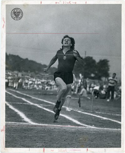 Stella Walsh podczas zwycięskiego biegu (fot. z zasobu IPN)