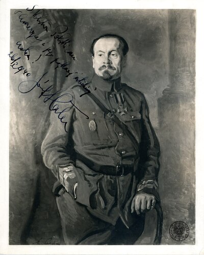 Zdjęcie portretowe gen. Józefa Hallera z odręczną dedykacją (fot. z zasobu IPN)