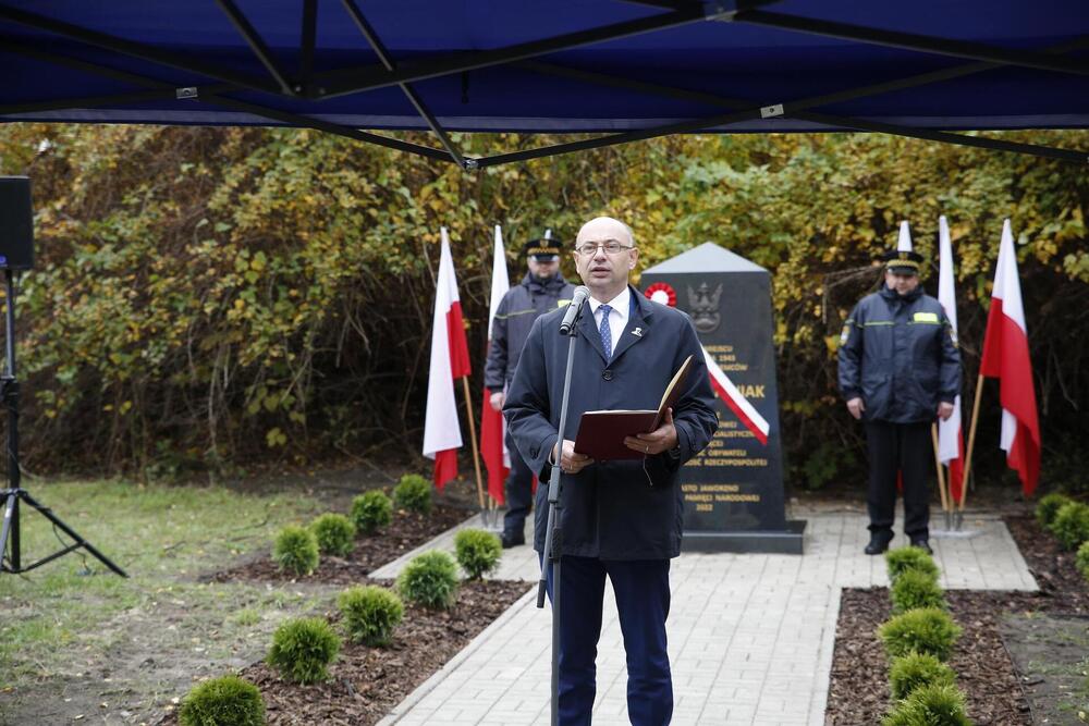 Dr Mateusz Szpytma podczas uroczystości odsłonięcia pomnika ku czci Jana Martyniaka. Fot. Marcin Miłek (Muzeum Miasta Jaworzna)