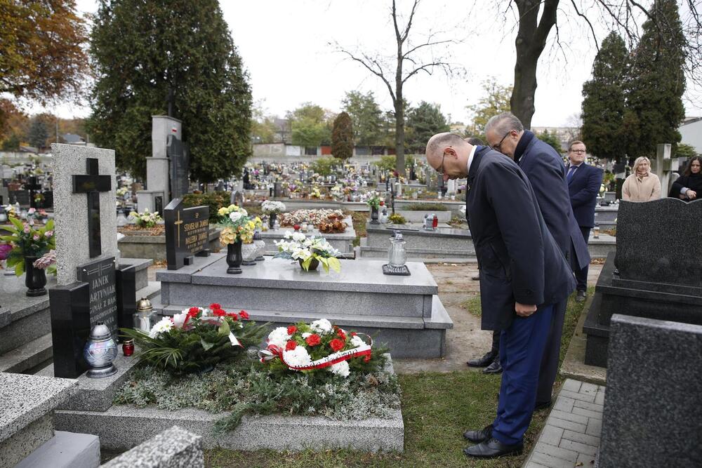 Złożenie kwiatów na grobie Jana Martyniaka. Fot. Marcin Miłek (Muzeum Miasta Jaworzna)