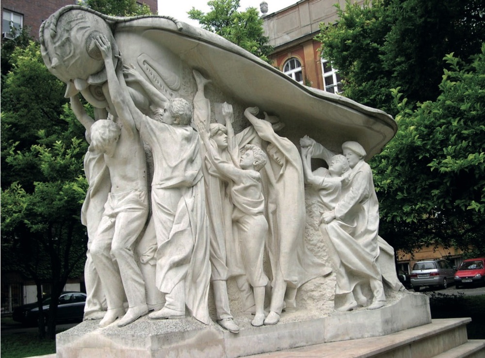 Pomnik rewolucji 1956 r. w Segedynie; młodzi ludzie (m.in. szesnastoletni powstaniec Peter Mansfeld) niosą martwego motyla wolności (fot. Wikimedia Commons)