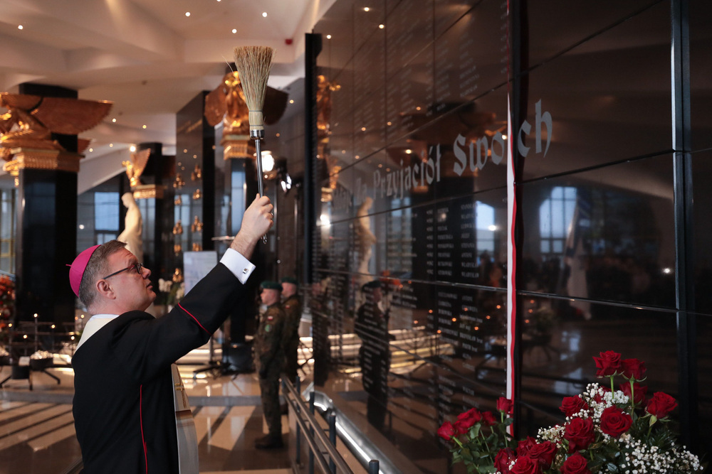 Bp Wiesław Śmigiel. Poświęcenie tablicy. Fot. Mikołaj Bujak (IPN)