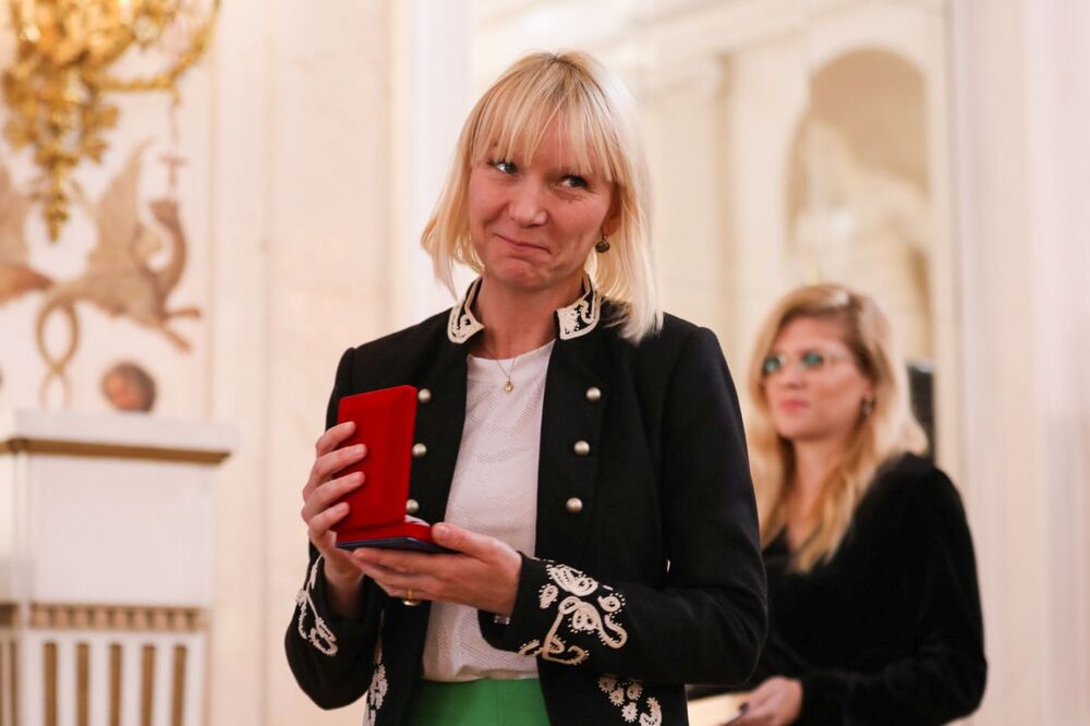 Izabela Zbonikowska, reprezentująca Ambasadę Wielkiej Brytanii, odebrała nagrodę IPN „Świadek Historii” przyznaną Simonowi Elmerowi – Warszawa, 25 października 2022. Fot. Mikołaj Bujak (IPN)