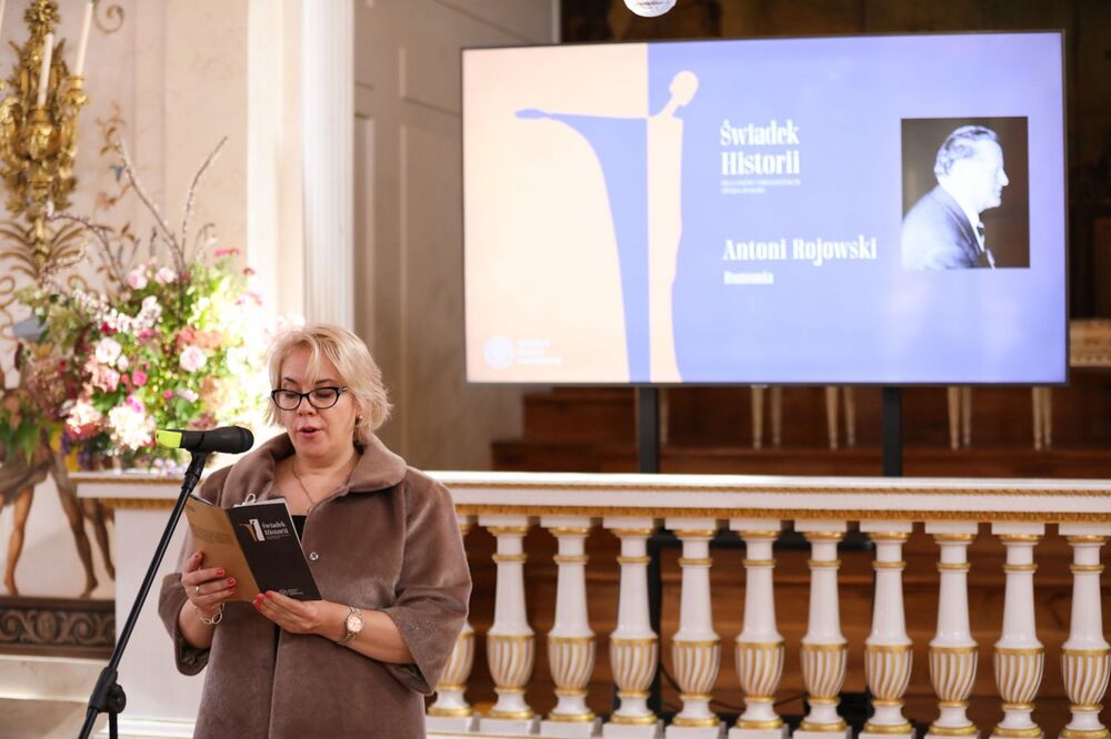 Nagrodę IPN „Świadek Historii” przyznaną pośmiertnie Antoniemu Rojowskiemu, pierwszemu prezesowi rumuńskiej Polonii, odebrała jego wnuczka – Warszawa, 25 października 2022. Fot. Mikołaj Bujak (IPN)