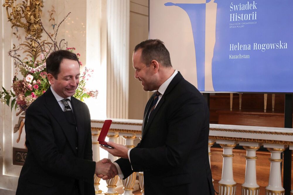 Przemysław Nowak, przedstawiciel MSZ, odebrał nagrodę IPN „Świadek Historii” dla osób i organizacji spoza Polski przyznaną Helenie Rogowskiej z Kazachstanu – Warszawa, 25 października 2022. Fot. Mikołaj Bujak (IPN)