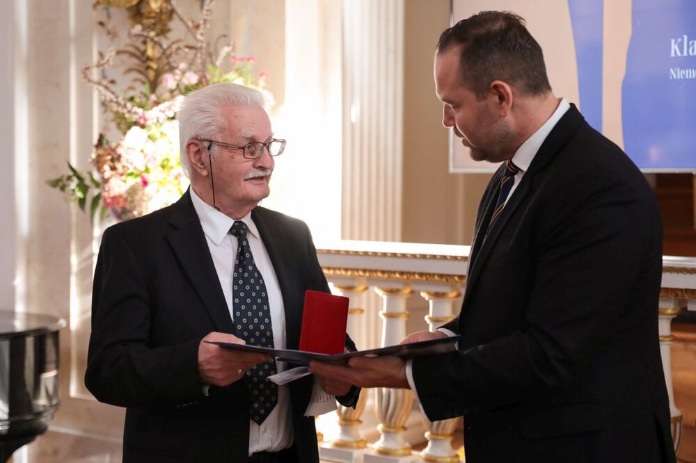 Gala wręczenia nagrody Instytutu Pamięci Narodowej „Świadek Historii” osobom i organizacjom spoza Polski. Wyróżnienie z rąk prezesa IPN odbiera Klaus Leutner z Niemiec – Warszawa, 25 października 2022. Fot. Mikołaj Bujak (IPN) – Warszawa