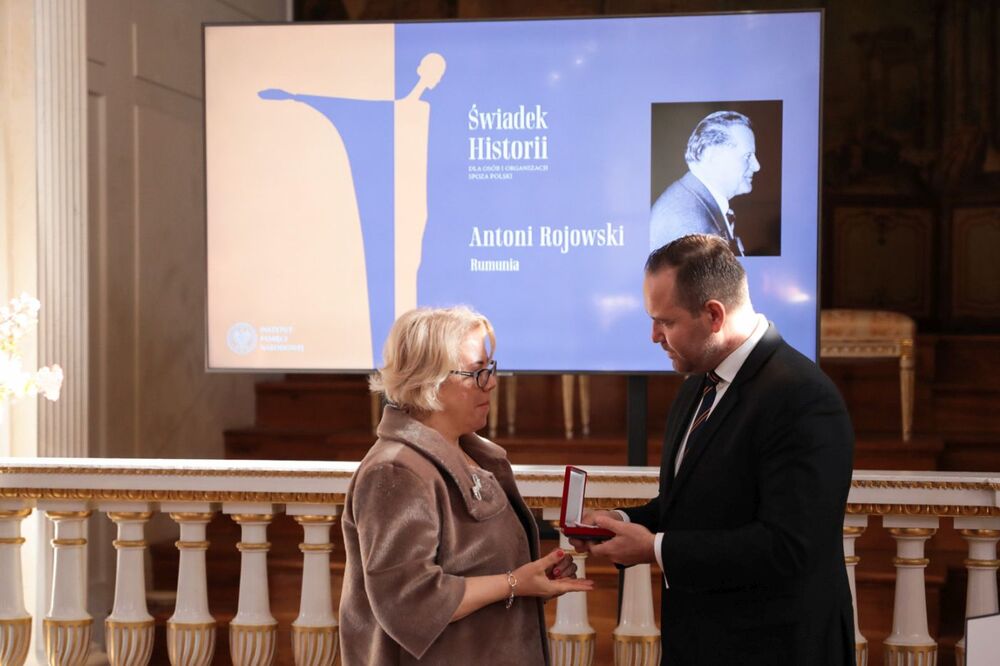 Gala wręczenia nagrody IPN „Świadek Historii” osobom i organizacjom spoza Polski. Wyróżnienie przyznane pośmiertnie Antoniemu Rojowskiemu odebrała jego wnuczka – Warszawa, 25 października 2022