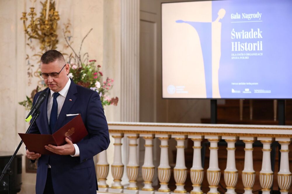 Wicewojewoda Mazowiecki Artur Standowicz odczytał list premiera Mateusza Morawieckiego skierowany do uczestników uroczystości wręczenia nagrody Instytutu Pamięci Narodowej „Świadek Historii” osobom i organizacjom spoza Polski – Warszawa, 25 października 2022. Fot. Mikołaj Bujak (IPN)