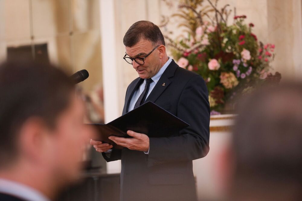 Prof. Tadeusz Wolsza odczytał list Marszałek Sejmu RP Elżbiety Witek skierowany do uczestników uroczystości wręczenia nagrody Instytutu Pamięci Narodowej „Świadek Historii” osobom i organizacjom spoza Polski – Warszawa, 25 października 2022. Fot. Mikołaj Bujak (IPN)