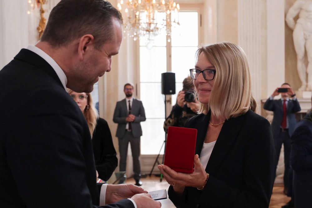 Dr Karol Nawrocki, prezes IPN i Maria Radożycka-Paoletti, wiceprezes Stowarzyszenia Włosko-Polskiego Nowego w Marche, wyróżnionego nagrodą „Świadek Historii” dla osób i organizacji spoza Polski – Warszawa, 25 października 2022. Fot. Mikołaj Bujak (IPN)