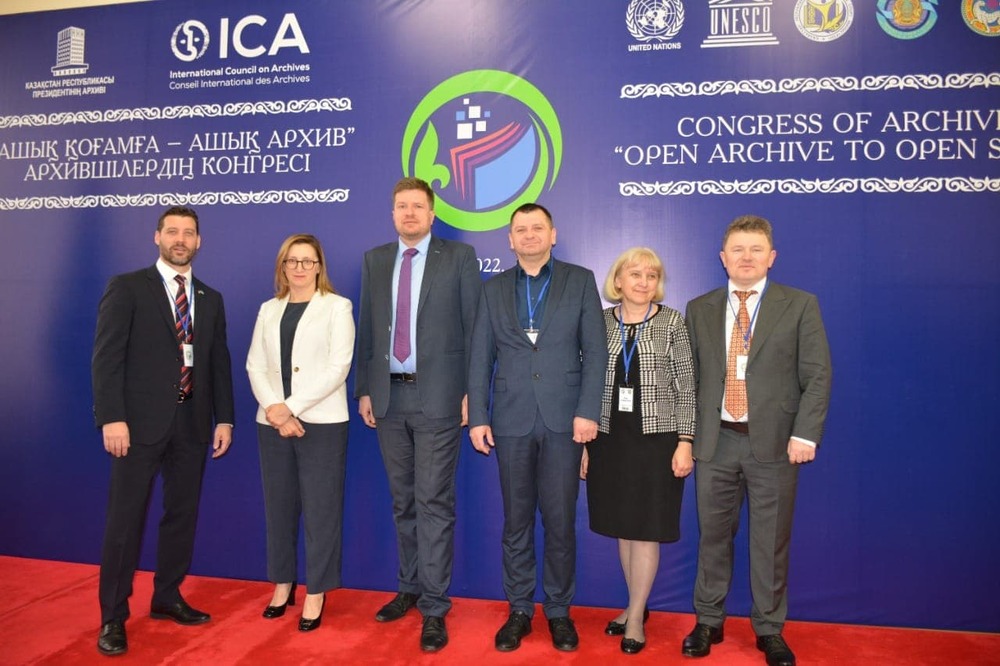 I Międzynarodowy Kongres Archiwistów, Ałmaty, 18 21.10.2022. Od lewej stoją: Cris Naylor, dyrektor Wykonawczy Służby Badawczej Narodowej Administracji Archiwów i Rejestrów USA, Marzena Kruk, dyrektor AIPN, Tomasz Kollat, Chargé d’affaires RP w Kazachstanie, Andrzej Cisek, zastępca dyrektora BPiI IPN, dr Ewa Kowalska (BPiI), dr Iwan Kozłowski (AIPN). Fot. Archiwum Prezydenta Republiki Kazachstanu