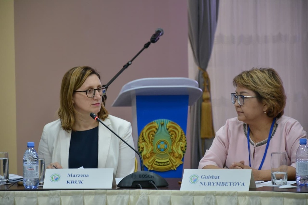 I Międzynarodowy Kongres Archiwistów, Ałmaty, 18–21.10.2022. Dyrektor Archiwum IPN Marzena Kruk (od lewej) i prof. Gulszat Nurymbetowa, Archiwum Prezydenta Republiki Kazachstanu. Fot. Archiwum Prezydenta Republiki Kazachstanu